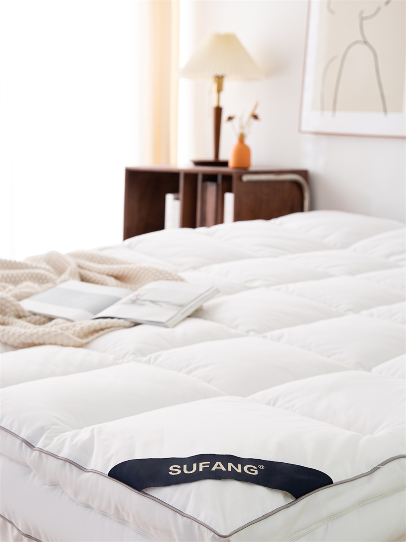 Dvoslojni nadmadrac s patentnim zatvaračem kombinirani nadmadrac s punjenjem od mikrovlakana Dvoslojni nadmadrac s patentnim zatvaračem kombinirani nadmadrac s punjenjem od mikrovlakana