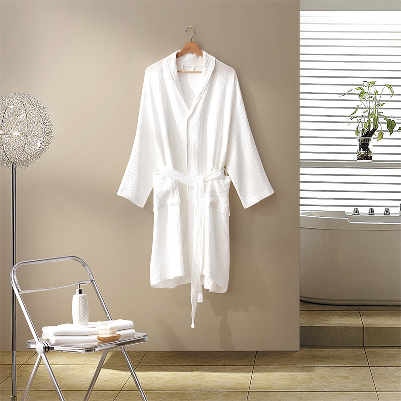 Hotelski kućni ogrtač od dvoslojne gaze pamučne tkanine sa šal ovratnikom Hotelski kućni ogrtač od dvoslojne gaze pamučne tkanine sa šal ovratnikom