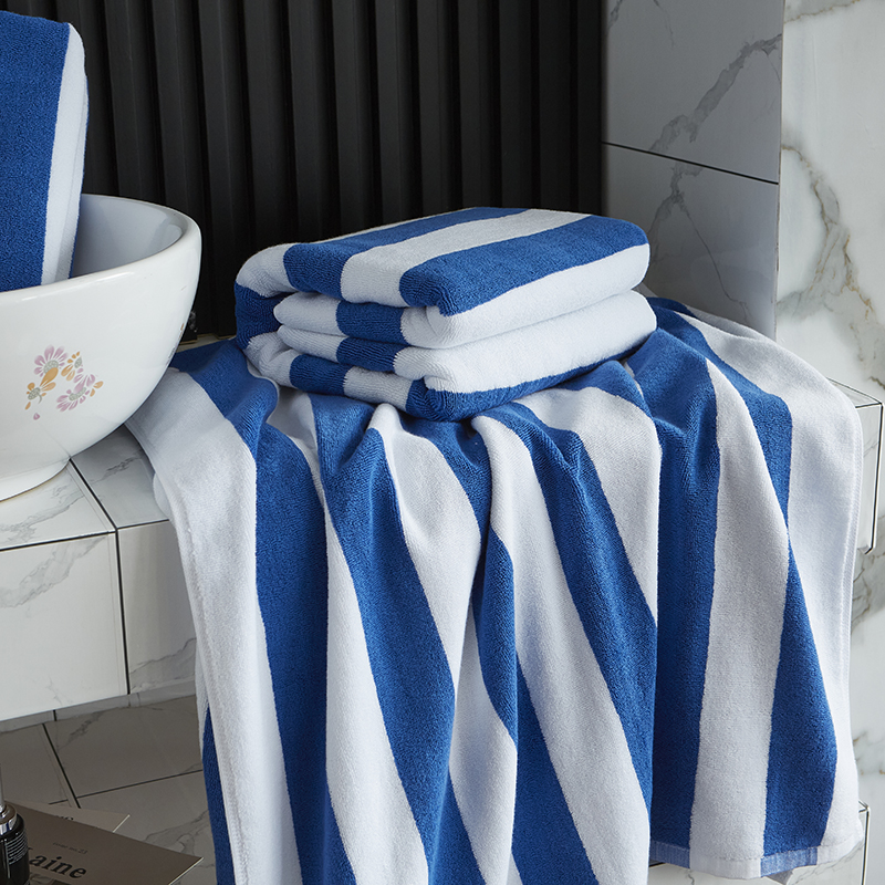 Ručnik za plažu obojen plavo bijelim prugama Ručnik za bazen