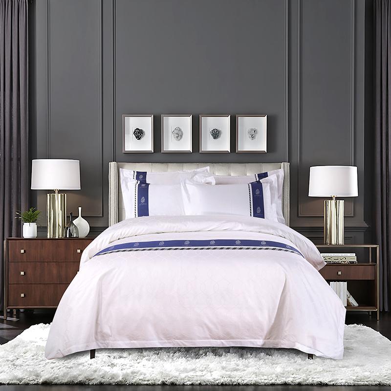 Komplet posteljine od 100% pamuka s prilagođenim logotipom obojenom pređom