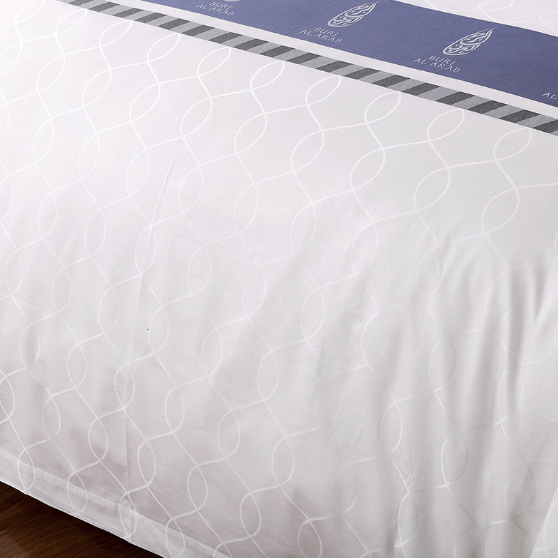 Komplet posteljine od 100% pamuka s prilagođenim logotipom obojenom pređom Komplet posteljine od 100% pamuka s prilagođenim logotipom obojenom pređom