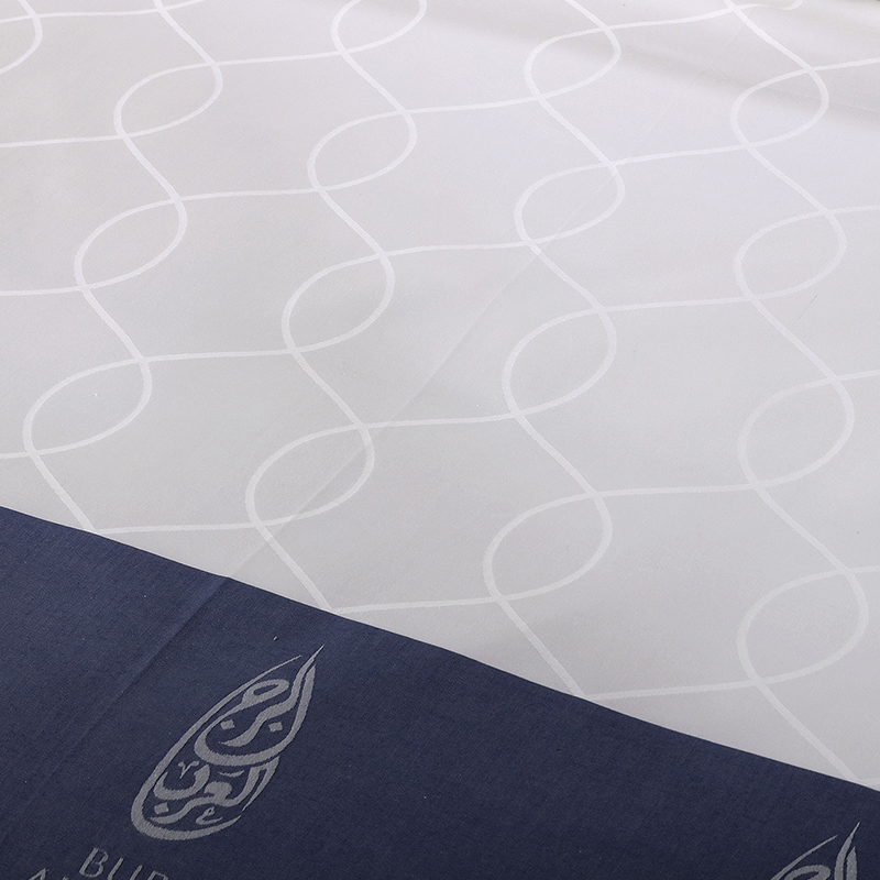 Komplet posteljine od 100% pamuka s prilagođenim logotipom obojenom pređom Komplet posteljine od 100% pamuka s prilagođenim logotipom obojenom pređom