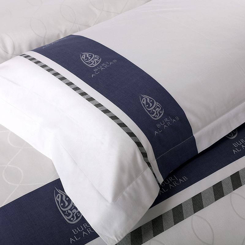 Komplet posteljine od 100% pamuka s prilagođenim logotipom obojenom pređom Komplet posteljine od 100% pamuka s prilagođenim logotipom obojenom pređom