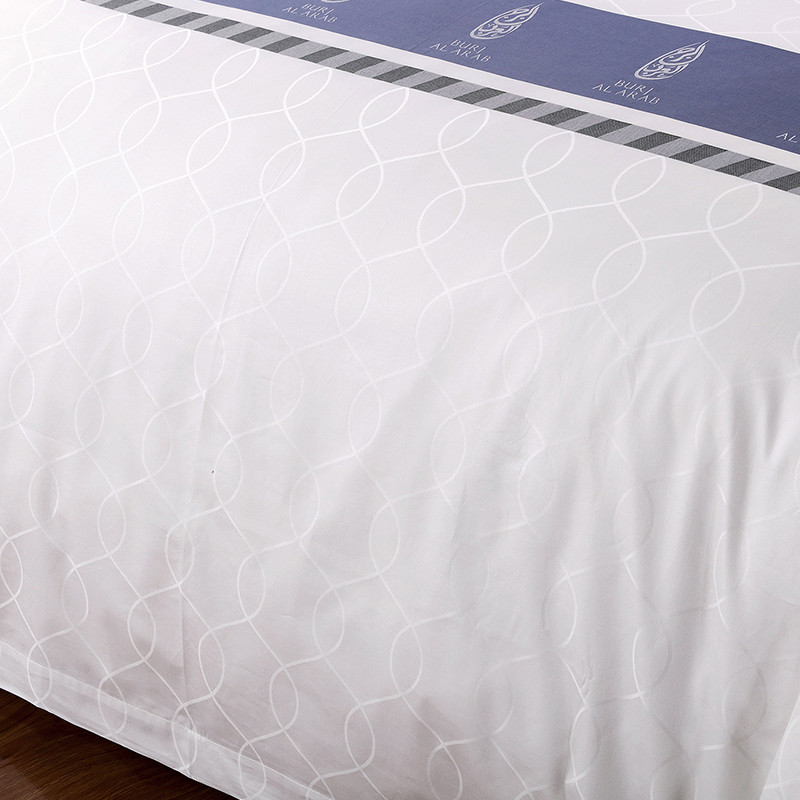 Komplet posteljine od 100% pamuka s prilagođenim logotipom obojenom pređom Komplet posteljine od 100% pamuka s prilagođenim logotipom obojenom pređom