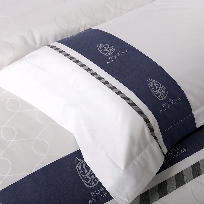 Komplet posteljine od 100% pamuka s prilagođenim logotipom obojenom pređom Komplet posteljine od 100% pamuka s prilagođenim logotipom obojenom pređom