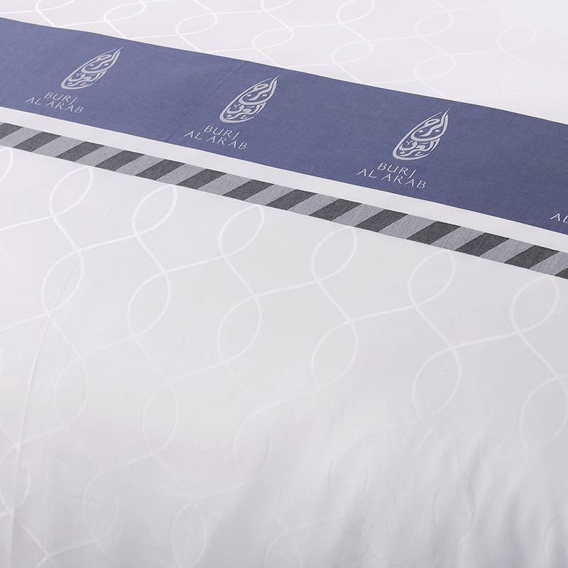 Komplet posteljine od 100% pamuka s prilagođenim logotipom obojenom pređom Komplet posteljine od 100% pamuka s prilagođenim logotipom obojenom pređom