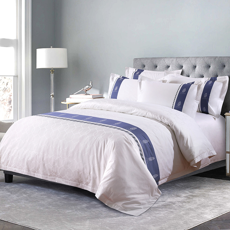 Komplet posteljine od 100% pamuka s prilagođenim logotipom obojenom pređom Komplet posteljine od 100% pamuka s prilagođenim logotipom obojenom pređom