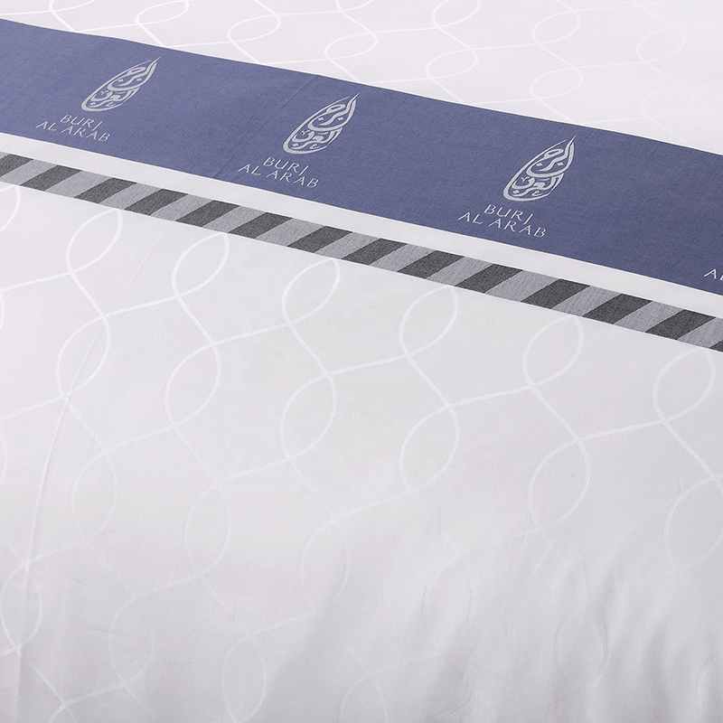 Komplet posteljine od 100% pamuka s prilagođenim logotipom obojenom pređom Komplet posteljine od 100% pamuka s prilagođenim logotipom obojenom pređom