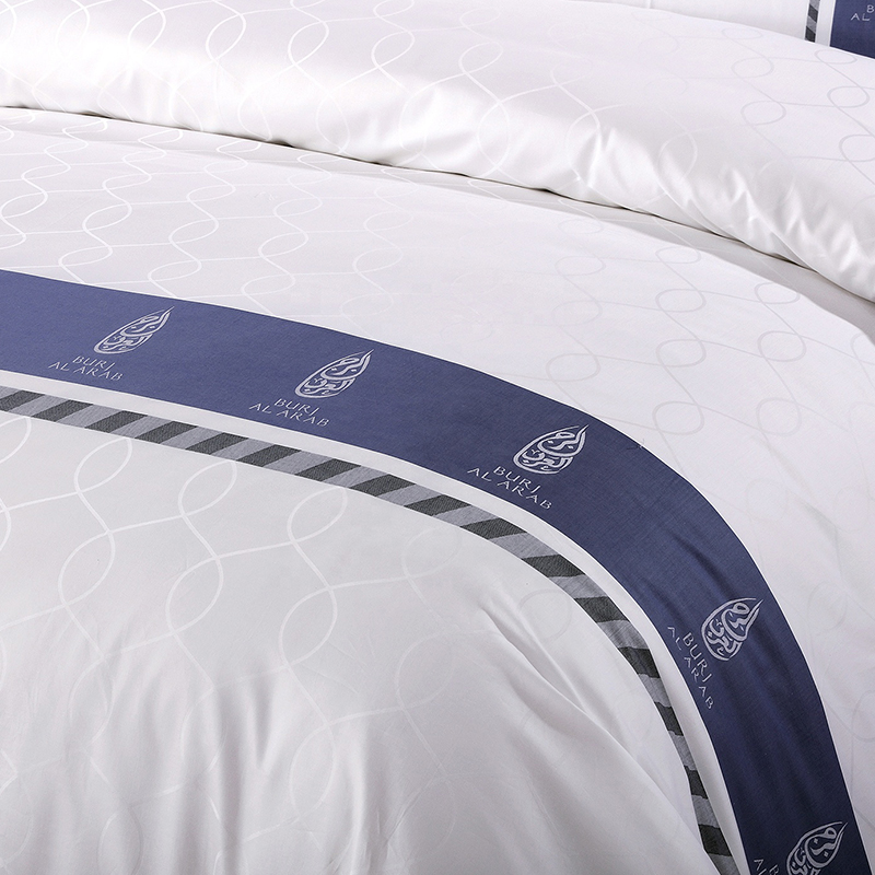 Komplet posteljine od 100% pamuka s prilagođenim logotipom obojenom pređom Komplet posteljine od 100% pamuka s prilagođenim logotipom obojenom pređom